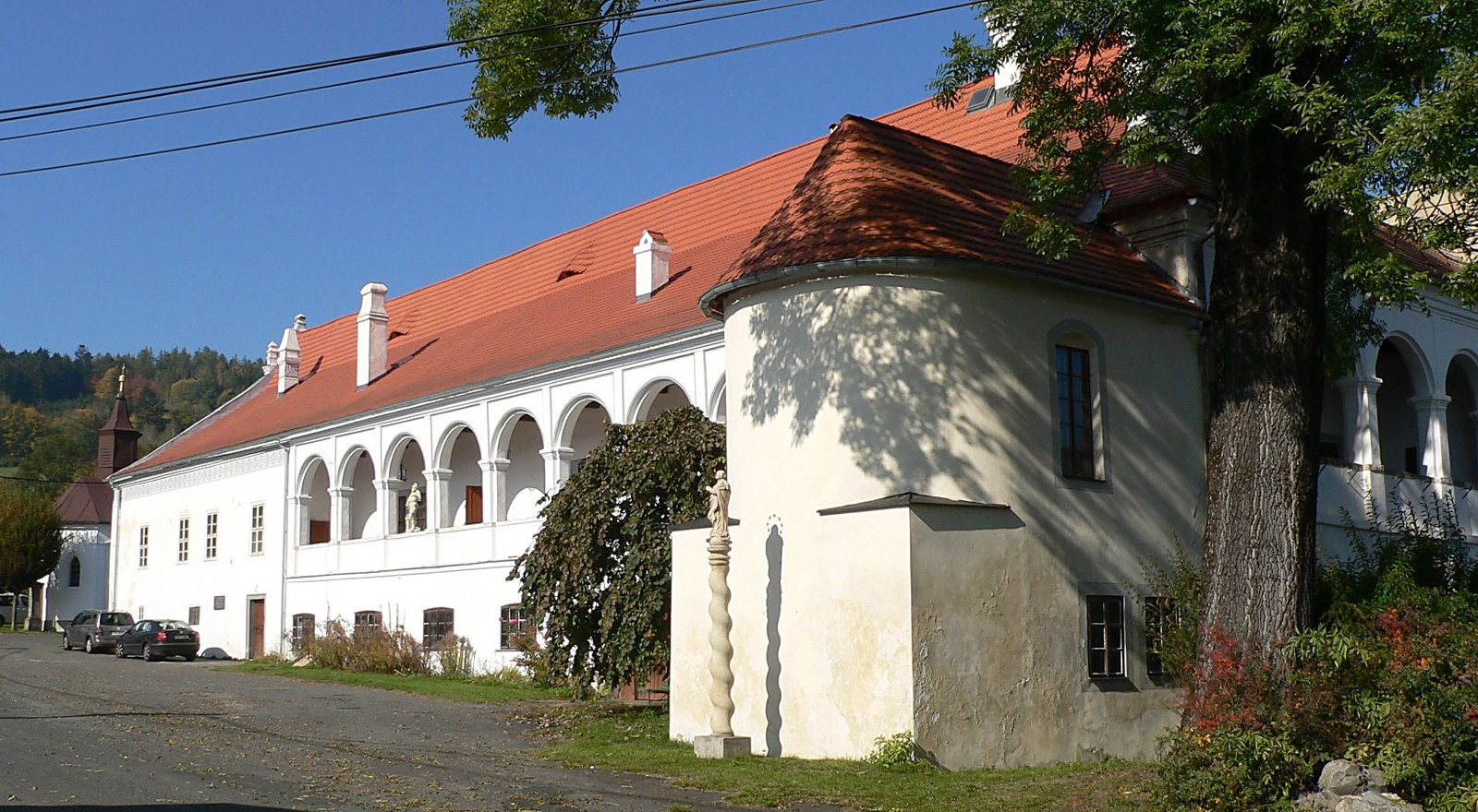 Zámek Mokrosuky — pohled od příjezdové cesty